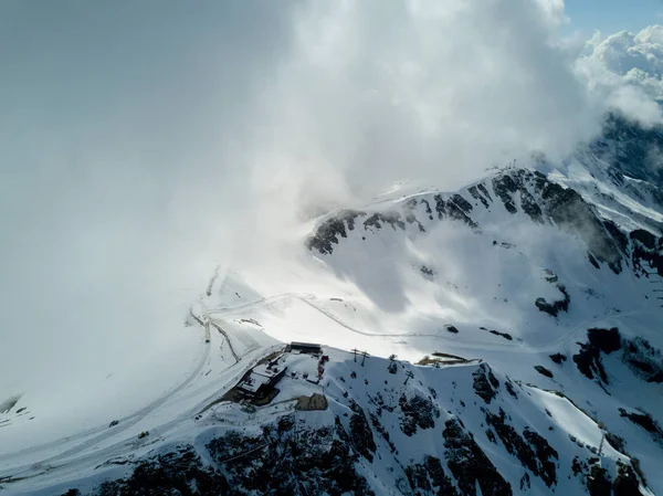 Sochi, Oroszország - május, 2017: Légifelvételek Ski Resort Rosa Khutor felett — Stock Fotó