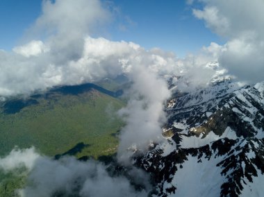 Soçi, Rusya - Mayıs, 2017: Ski Resort Rosa Khutor yukarıda havadan görünümü