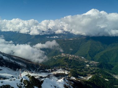 Soçi, Rusya - Mayıs, 2017: Ski Resort Rosa Khutor yukarıda havadan görünümü