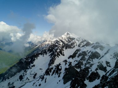 Soçi, Rusya - Mayıs, 2017: Ski Resort Rosa Khutor yukarıda havadan görünümü