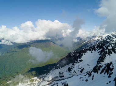 Soçi, Rusya - Mayıs, 2017: Ski Resort Rosa Khutor yukarıda havadan görünümü