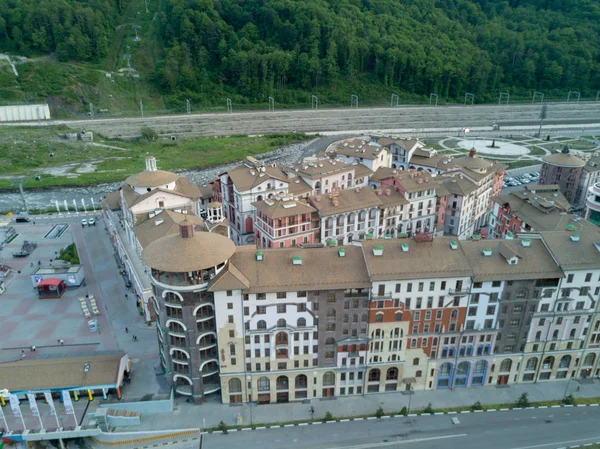 SOCHI, RUSIA - Mayo de 2017: Vista aérea por encima de la estación de esquí Gorki Gorod —  Fotos de Stock