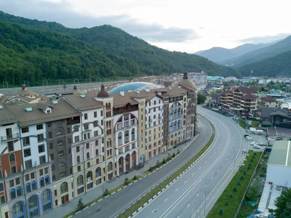 SOCHI, RUSIA - Mayo de 2017: Vista aérea por encima de la estación de esquí Gorki Gorod —  Fotos de Stock