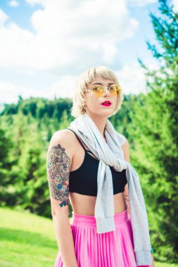 Genç beyaz saçlı kadın öğrenci park güneşli havalarda sahiptir