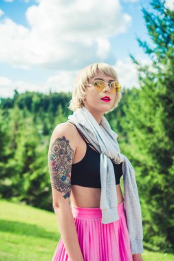 Genç beyaz saçlı kadın öğrenci park güneşli havalarda sahiptir