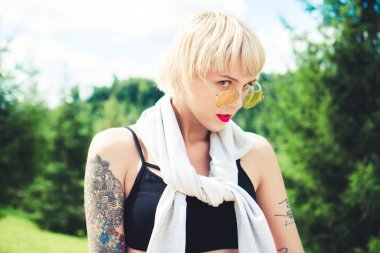 Genç beyaz saçlı kadın öğrenci park güneşli havalarda sahiptir