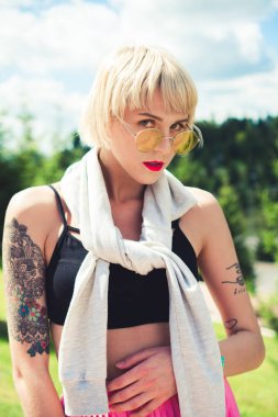 Genç beyaz saçlı kadın öğrenci park güneşli havalarda sahiptir