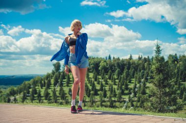 Genç beyaz saçlı kadın öğrenci park güneşli havalarda sahiptir