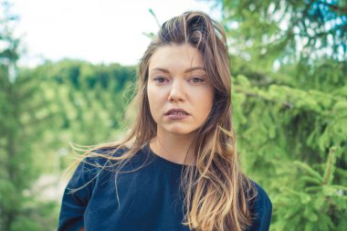 Genç kahverengi vahşi saçlı kadın öğrenci park güneşli havalarda sahiptir