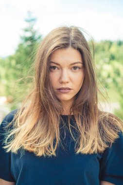 Genç kahverengi vahşi saçlı kadın öğrenci park güneşli havalarda sahiptir