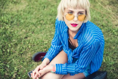 Genç beyaz saçlı kadın öğrenci park güneşli havalarda sahiptir