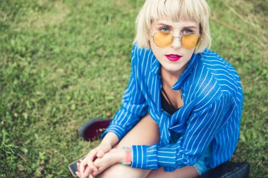 Genç beyaz saçlı kadın öğrenci park güneşli havalarda sahiptir