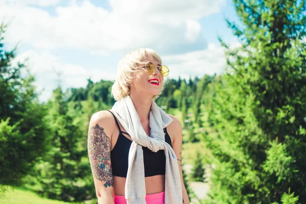 Genç beyaz saçlı kadın öğrenci park güneşli havalarda sahiptir