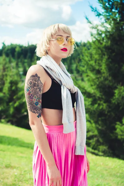 Genç beyaz saçlı kadın öğrenci park güneşli havalarda sahiptir