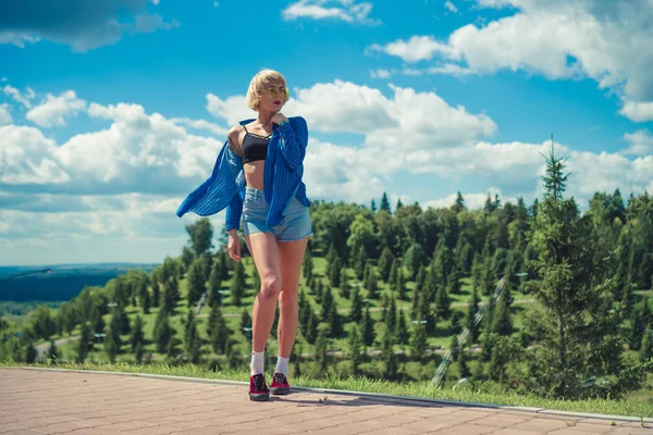 Genç beyaz saçlı kadın öğrenci park güneşli havalarda sahiptir