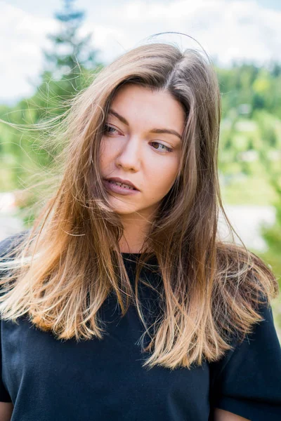 Genç kahverengi vahşi saçlı kadın öğrenci park güneşli havalarda sahiptir