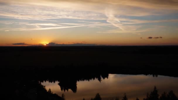 Solnedgång på sjön. Timelapse — Stockvideo