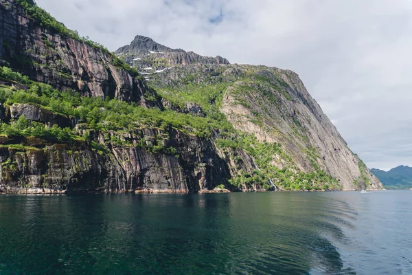 Paisagens montanhosas no Mar da Noruega no fiorde Troll — Fotografia de Stock