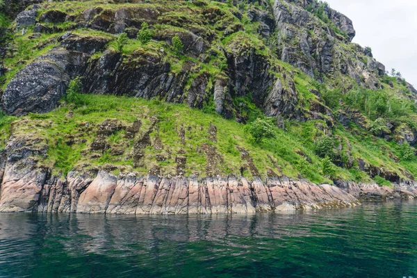 Paysages de montagne sur la mer de Norvège dans le fjord Troll — Photo