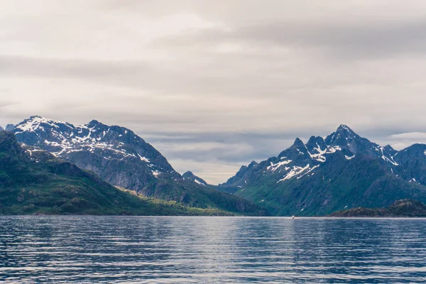 Paisagens montanhosas no mar da Noruega — Fotografia de Stock