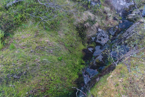 Горная река стекает вниз — стоковое фото