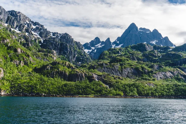 Berglandschappen op de Noorse Zee in Troll fjord — Stockfoto