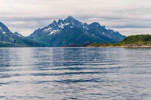 Горные пейзажи Норвежского моря — стоковое фото