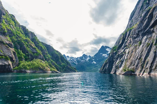 Hegyi táj, a Troll fjord a norvég-tenger — Stock Fotó
