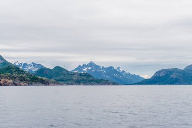 Dağ manzara Norveç Denizi üzerinde