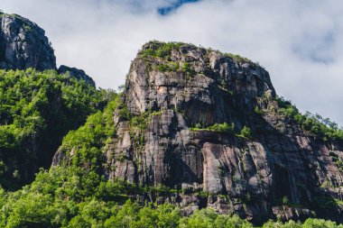 Dağ manzaraları içinde Troll fiyort Norveç Denizi üzerinde