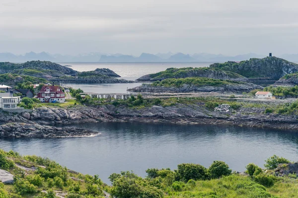 Henningsvaer wieś. Zobacz na skałach. Norwegia. — Zdjęcie stockowe