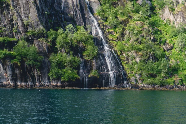 Vodopád na skále v norském moři v Troll fjord — Stock fotografie