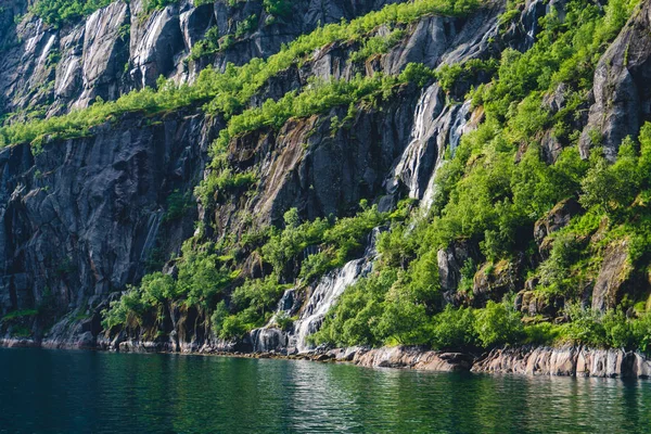 Dağ manzara Norveç Denizi üzerinde