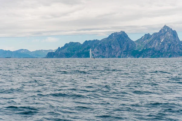 Navegando em um iate na Noruega — Fotografia de Stock