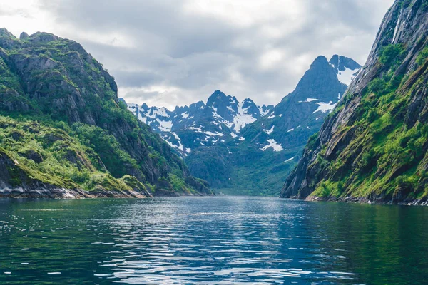 Hegyi táj, a Troll fjord a norvég-tenger — Stock Fotó