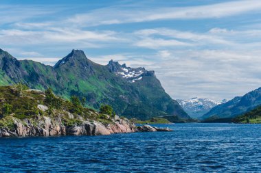 Dağ manzara Norveç Denizi üzerinde