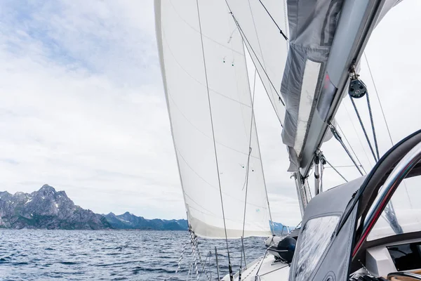 Naviguer sur un yacht en Norvège — Photo