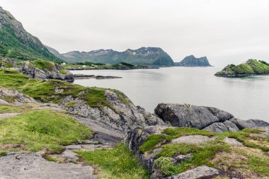Dağ manzara Norveç Denizi üzerinde
