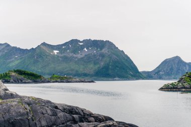 Dağ manzara Norveç Denizi üzerinde