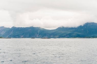 Dağ manzara Norveç Denizi üzerinde