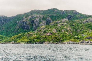 Dağ manzara Norveç Denizi üzerinde