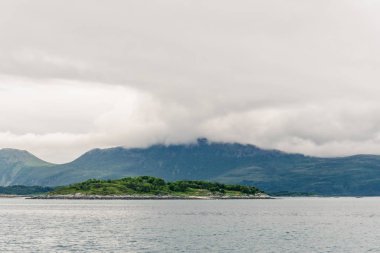 Dağ manzara Norveç Denizi üzerinde