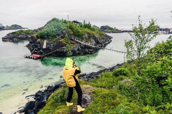 Photographie humaine d'un pont suspendu vers l'île — Photo