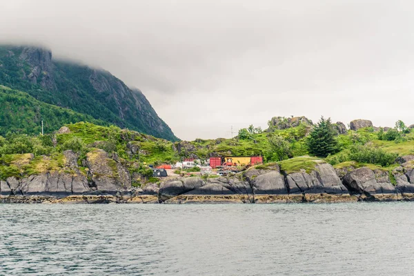 Ensamma huset på ön — Stockfoto