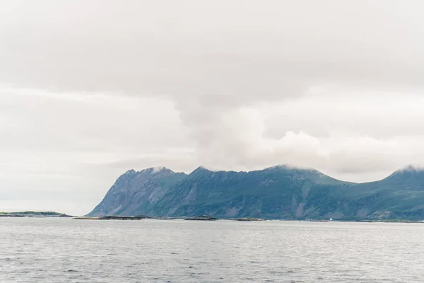 Bergslandskap på norska havet — Stockfoto