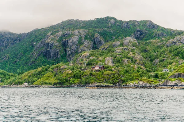 Dağ manzara Norveç Denizi üzerinde