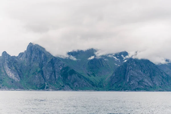 Горные пейзажи Норвежского моря — стоковое фото