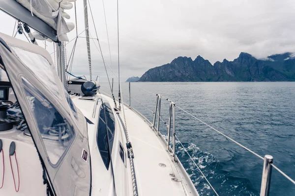 Dağ manzara Norveç Denizi üzerinde — Stok fotoğraf