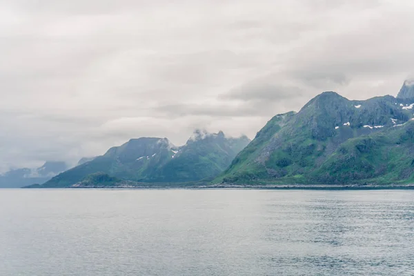 Górskie krajobrazy na Morze Norweskie — Zdjęcie stockowe