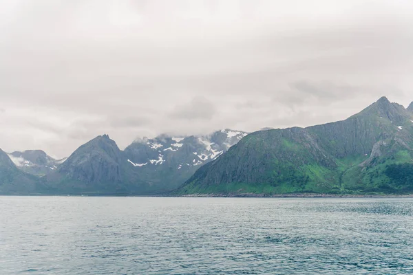 नॉर्वेजियन सागर पर पर्वत परिदृश्य — स्टॉक फ़ोटो, इमेज